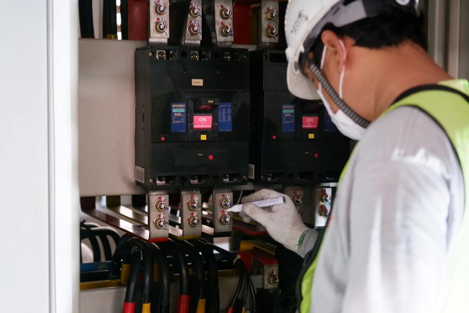 Detalle de tablero eléctrico. Cableado perfectamente organizado.